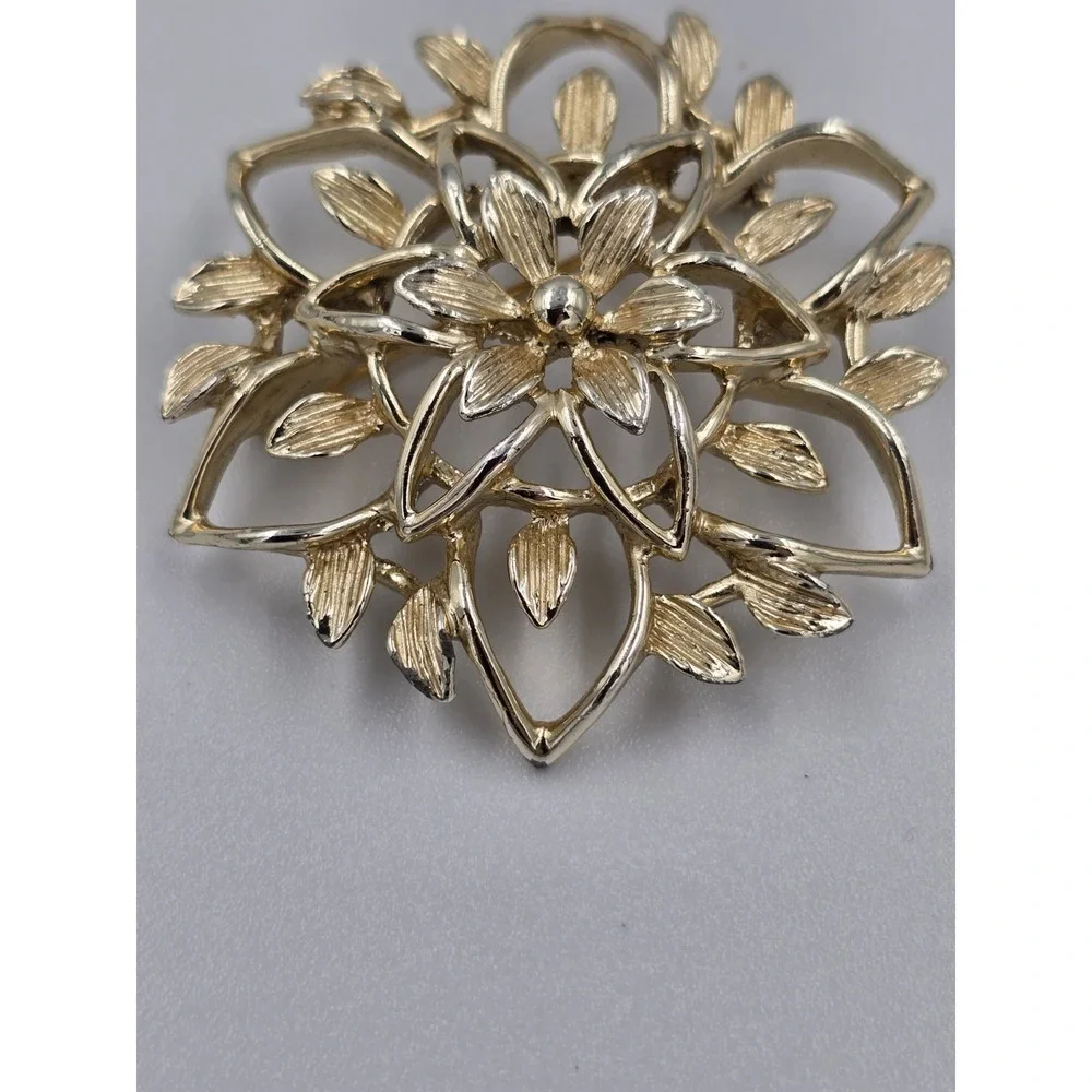 Vintage Sarah Coventry Brooch Pin Pendant Gold Tone Flower Jewelry Signed